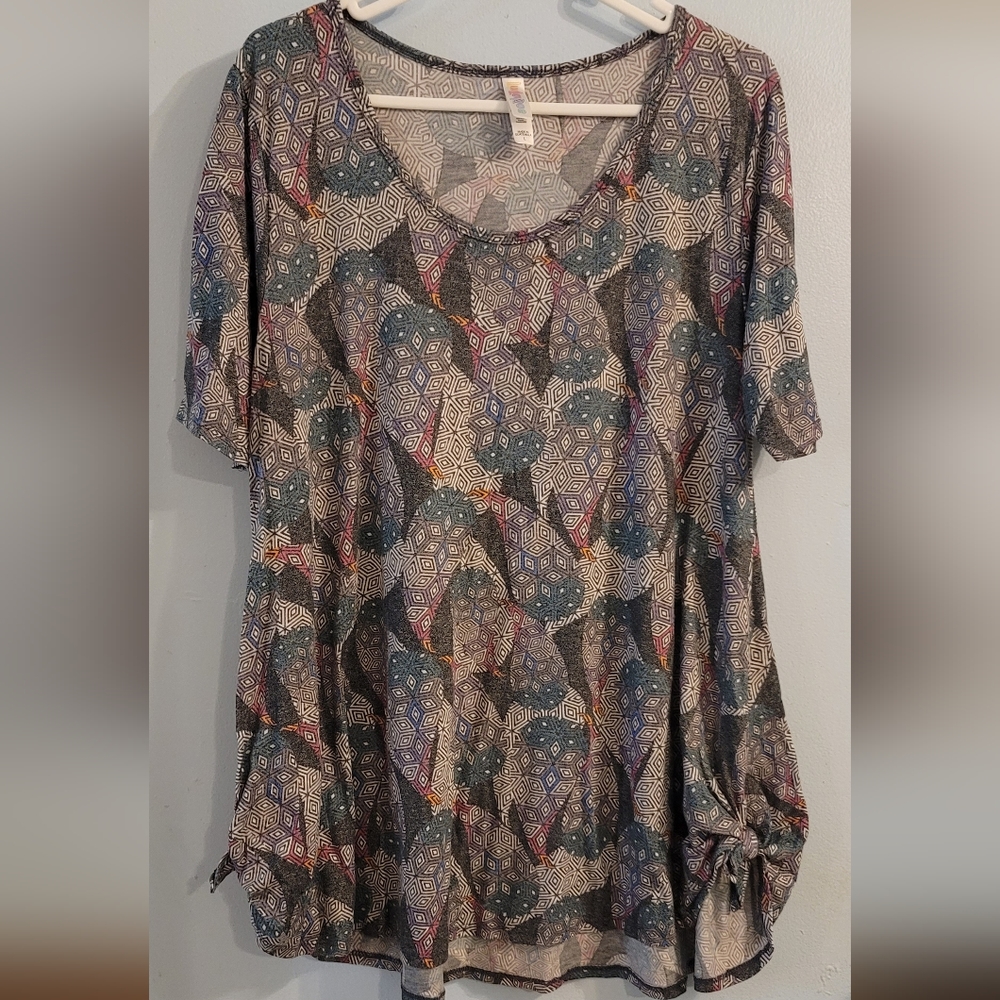 LuLaRoe Top Side slits fun Geometric pattern size Large L Short Sleeve Shirt